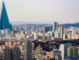 Lais Puzzle - Pjöngjang, Nordkorea: Skyline mit Ryugyŏng Hotel - 1.000 Teile