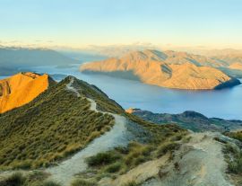 Lais Puzzle - Atemberaubender Panoramablick vom Roys Peak am Lake Wanaka mit goldenem Sonnenlicht in der Dämmerung, Südinsel, Neuseeland - 1.000 Teile