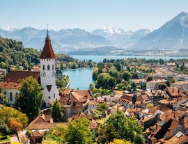 Lais Puzzle - Stadtbild von Thun mit Alpen und See in der Schweiz - 1.000 Teile