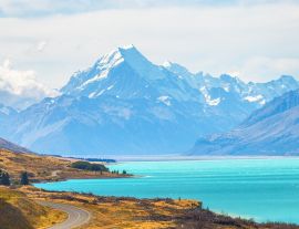 Lais Puzzle - Mount Cook Aussichtspunkt mit dem Lake Pukaki und der Straße, die zum Mount Cook Dorf führt Aussichtspunkt mit dem Lake Pukaki und der Straße, die zum Mount Cook Dorf auf der Südinsel Neuseelands führt - 1.000 Teile