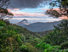 Lais Puzzle - Der Vulkan Arenal dominiert die Landschaft während des Sonnenuntergangs, gesehen von der Region Monteverde, Costa Rica - 1.000 Teile