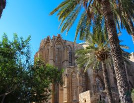Lais Puzzle - Blick von unten durch die Palmen auf die Lala Mustafa Pascha Moschee (ehemalige St. Nicholas Kathedrale). Famagusta. Zypern - 1.000 Teile