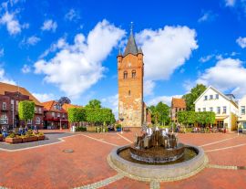 Lais Puzzle - Marktplatz, Sankt Petri Kirche, Westerstede, Niedersachsen, Deutschland - 1.000 Teile