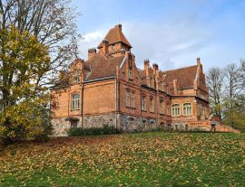 Lais Puzzle - Schöne alte lettische Burg Jaunmoku zwischen Bäumen mit vergilbten Blättern - 1.000 Teile