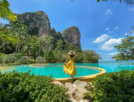 Lais Puzzle - Touristin in gelbem Kleid und Hut am Railay Strand, Krabi, Thailand - 1.000 Teile