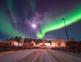 Lais Puzzle - Nordlichter über einer kleinen Stadt. Nykarleby/Uusikaarlepyy, Finnland - 1.000 Teile