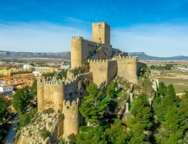 Lais Puzzle - Luftbild der mittelalterlichen Burg Almansa - 1.000 Teile