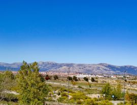Lais Puzzle - Blick auf Colmenar Viejo mit der Sierra de Guadarrama - 1.000 Teile