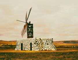 Lais Puzzle - Windmühle auf weißem Gebäude, Puerto Lajas, Fuerteventura - 1.000 Teile