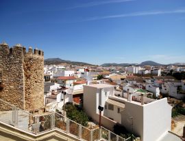Lais Puzzle - Burgzinnen und Teil der Stadt (Castillo de los Condes de Cabra), Cabra, Provinz Córdoba, Andalusien, Spanien, - 1.000 Teile