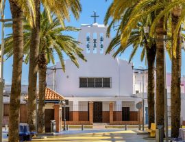 Lais Puzzle - Blick auf die Kirche Jesus del Gran Poder und den Paseo de las Palmeras in Isla Cristina, Andalusien, Spanien - 1.000 Teile