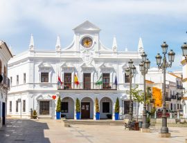 Lais Puzzle - Aussicht auf die weiße Fassade des Rathauses von Cartaya in der Provinz Huelva, Andalusien, Spanien - 1.000 Teile