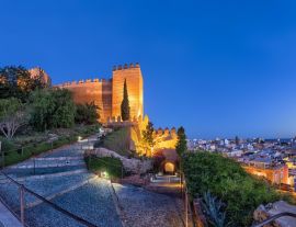Lais Puzzle - Panoramablick auf die Skyline der Stadt und die Mauern der Festung Alcazaba in Almeria, Andalusien, Spanien - 1.000 Teile