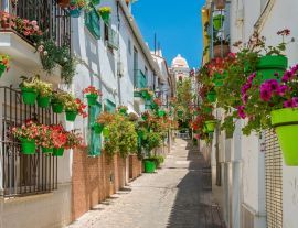 Lais Puzzle - Das schöne Estepona, eine kleine, blumenreiche Stadt in der Provinz Malaga, Spanien - 1.000 Teile