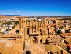 Lais Puzzle - Luftsicht auf Huesca, eine hügelige mittelalterliche Altstadt in Spanien, überragt von der gothischen Huesca-Kathedrale - 1.000 Teile