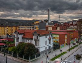 Lais Puzzle - Aussicht auf Langreo und den Kamin des Lada Thermalkraftwerks. Asturien - 1.000 Teile