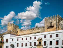 Lais Puzzle - Aussicht auf das Rathaus von Arcos de La Frontera, Cadiz, Spanien, mit dem Schloss und seinen Türmen im Hintergrund - 1.000 Teile