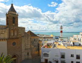 Lais Puzzle - Aussicht auf Rota mit der Kirche von O und dem Leuchtturm von Castillo de Luna (Schloss Luna). Provinz Cádiz Andalusien Spanien - 1.000 Teile