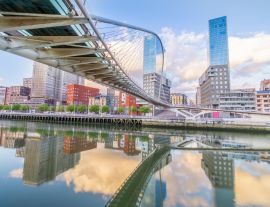 Lais Puzzle - Die Pedro-Arrupe-Fußgängerbrücke ist eine moderne Brücke über die Nervion-Brücke in Bilbao, Baskenland, Spanien - 1.000 Teile