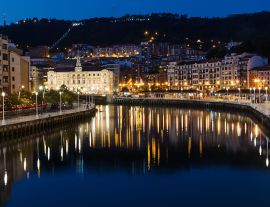 Lais Puzzle - Bilbao, Spanien. Luftaufnahme des Stadtzentrums von Bilbao, Spanien, mit dem Fluss Nervion und der Promenade bei Nacht. Spiegelung im Fluss - 1.000 Teile