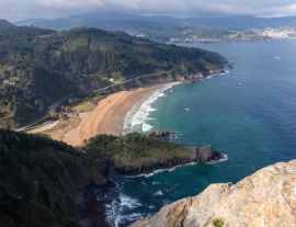 Lais Puzzle - Strand von Laga im Biosphärenreservat Urdaibai von einem nahe gelegenen Berg aus - 1.000 Teile