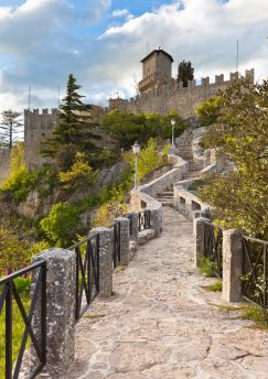 Lais Puzzle - San Marino - der erste Turm - 100, 200, 500 & 1.000 Teile