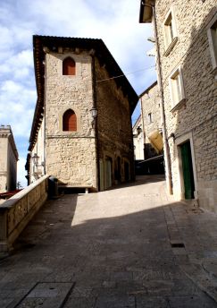 Lais Puzzle - Allee in San Marino - 100, 200, 500 & 1.000 Teile